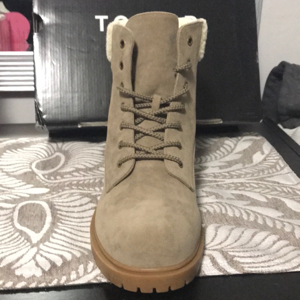 Woman’s fur lined work boots 11 W - Picture 2 of 4